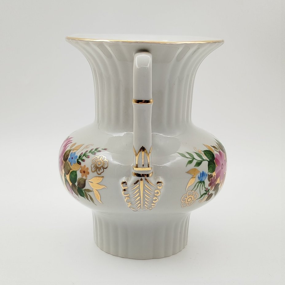 Ваза с боковыми ручками и цветочным декором, фарфор, роспись, золочение, Ленинградский опытный завод (ЛОЗ), СССР, 1973-1983 гг.