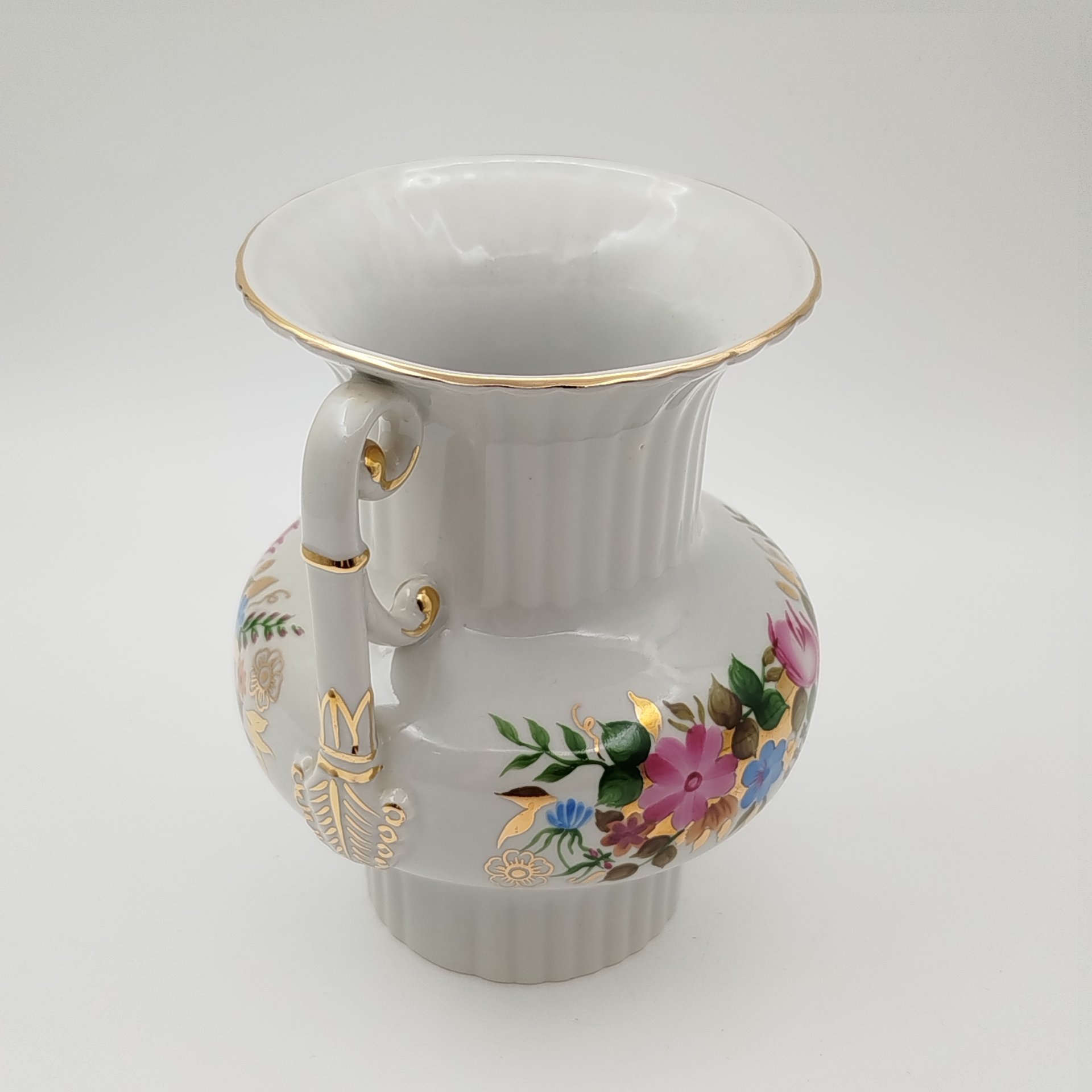 Ваза с боковыми ручками и цветочным декором, фарфор, роспись, золочение, Ленинградский опытный завод (ЛОЗ), СССР, 1973-1983 гг.