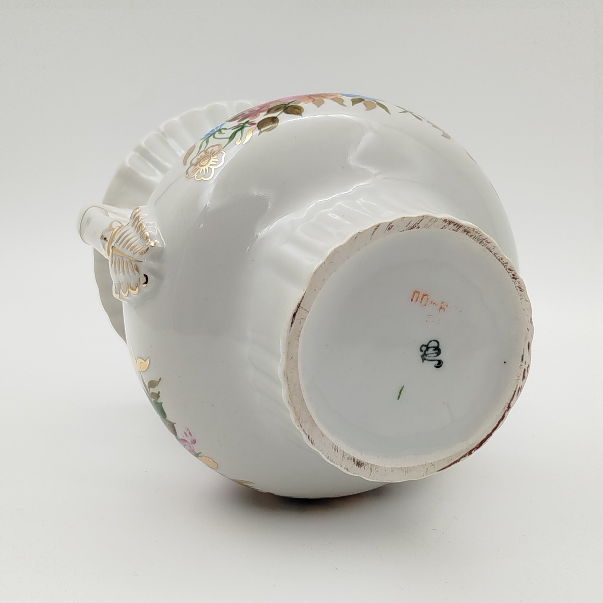 Ваза с боковыми ручками и цветочным декором, фарфор, роспись, золочение, Ленинградский опытный завод (ЛОЗ), СССР, 1973-1983 гг.