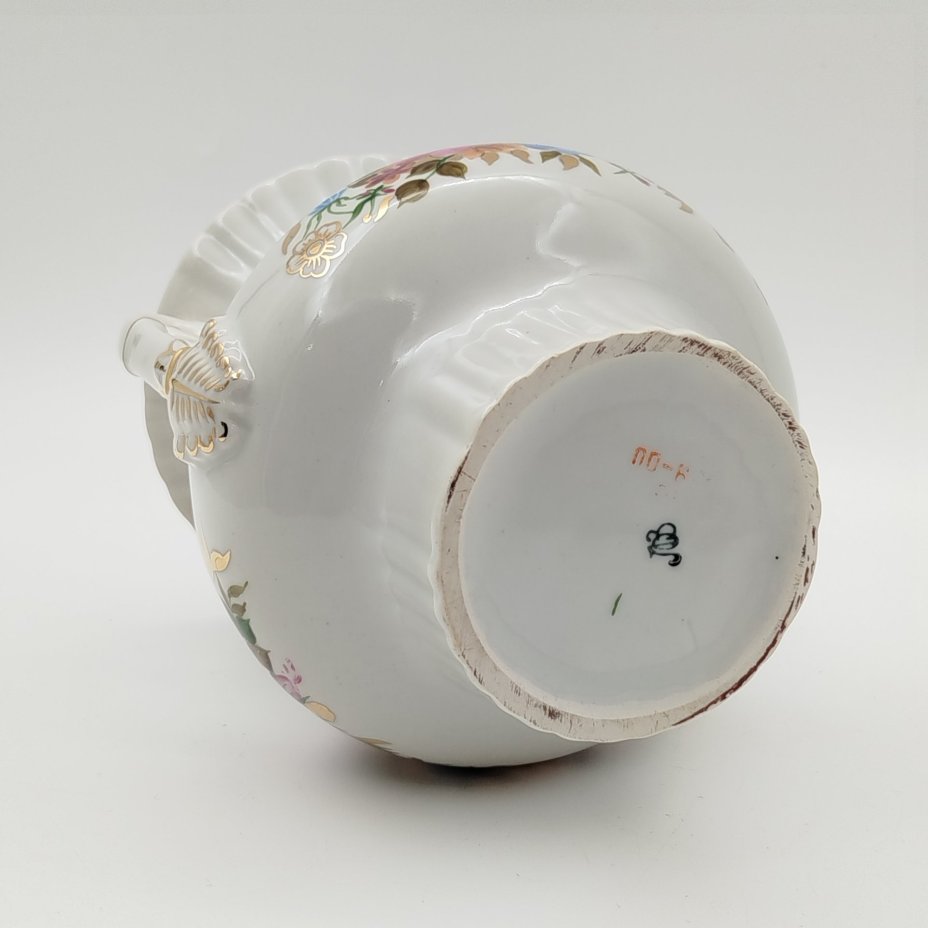 Ваза с боковыми ручками и цветочным декором, фарфор, роспись, золочение, Ленинградский опытный завод (ЛОЗ), СССР, 1973-1983 гг.