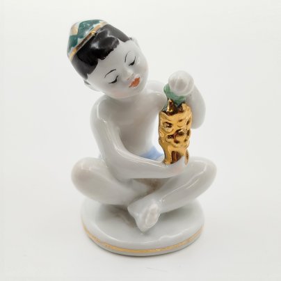 Статуэтка "Мальчик с виноградом" из серии "Счастливое детство", скульптор Г.С. Столбова, художник Е.Н. Лупанова, фарфор, роспись, золочение, Ленинградский фарфоровый завод (ЛФЗ), СССР, 1950-1960 гг.