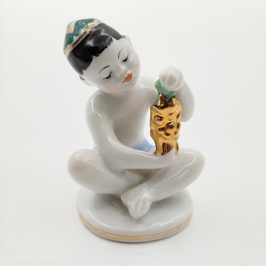 Статуэтка "Мальчик с виноградом" из серии "Счастливое детство", скульптор Г.С. Столбова, художник Е.Н. Лупанова, фарфор, роспись, золочение, Ленинградский фарфоровый завод (ЛФЗ), СССР, 1950-1960 гг.