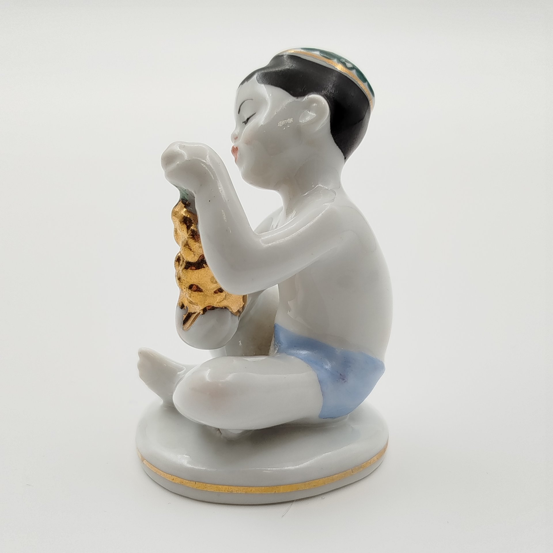 Статуэтка "Мальчик с виноградом" из серии "Счастливое детство", скульптор Г.С. Столбова, художник Е.Н. Лупанова, фарфор, роспись, золочение, Ленинградский фарфоровый завод (ЛФЗ), СССР, 1950-1960 гг.