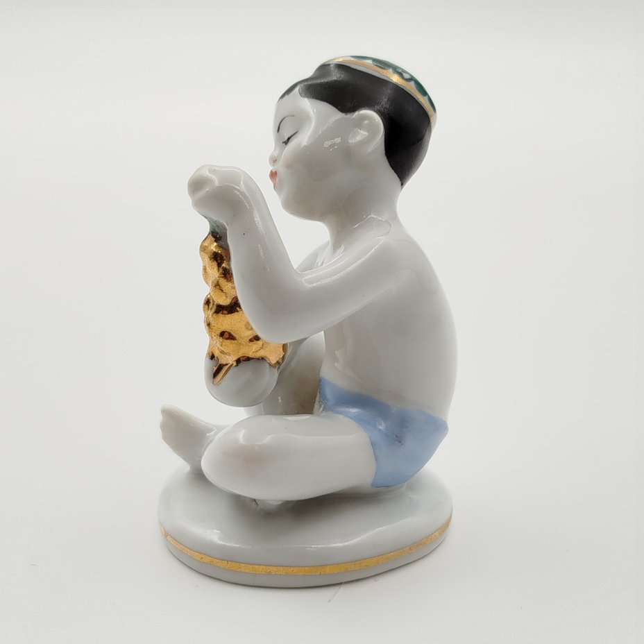 Статуэтка "Мальчик с виноградом" из серии "Счастливое детство", скульптор Г.С. Столбова, художник Е.Н. Лупанова