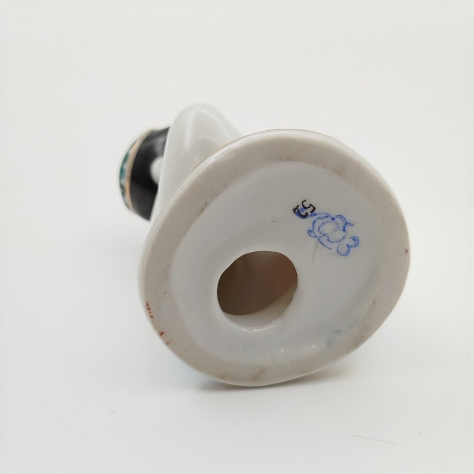 Статуэтка "Мальчик с виноградом" из серии "Счастливое детство", скульптор Г.С. Столбова, художник Е.Н. Лупанова