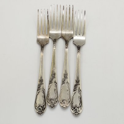 Набор из 4-х столовых вилок, украшенных растительным декором