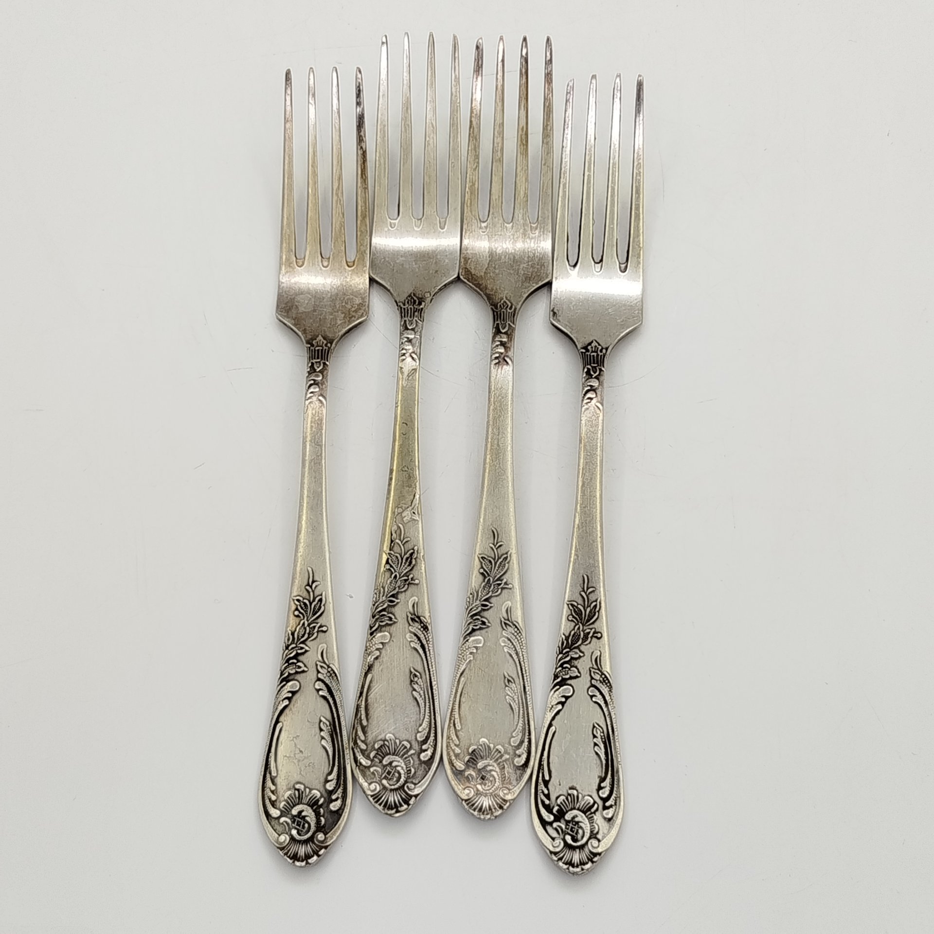 Набор из 4-х столовых вилок, украшенных растительным декором