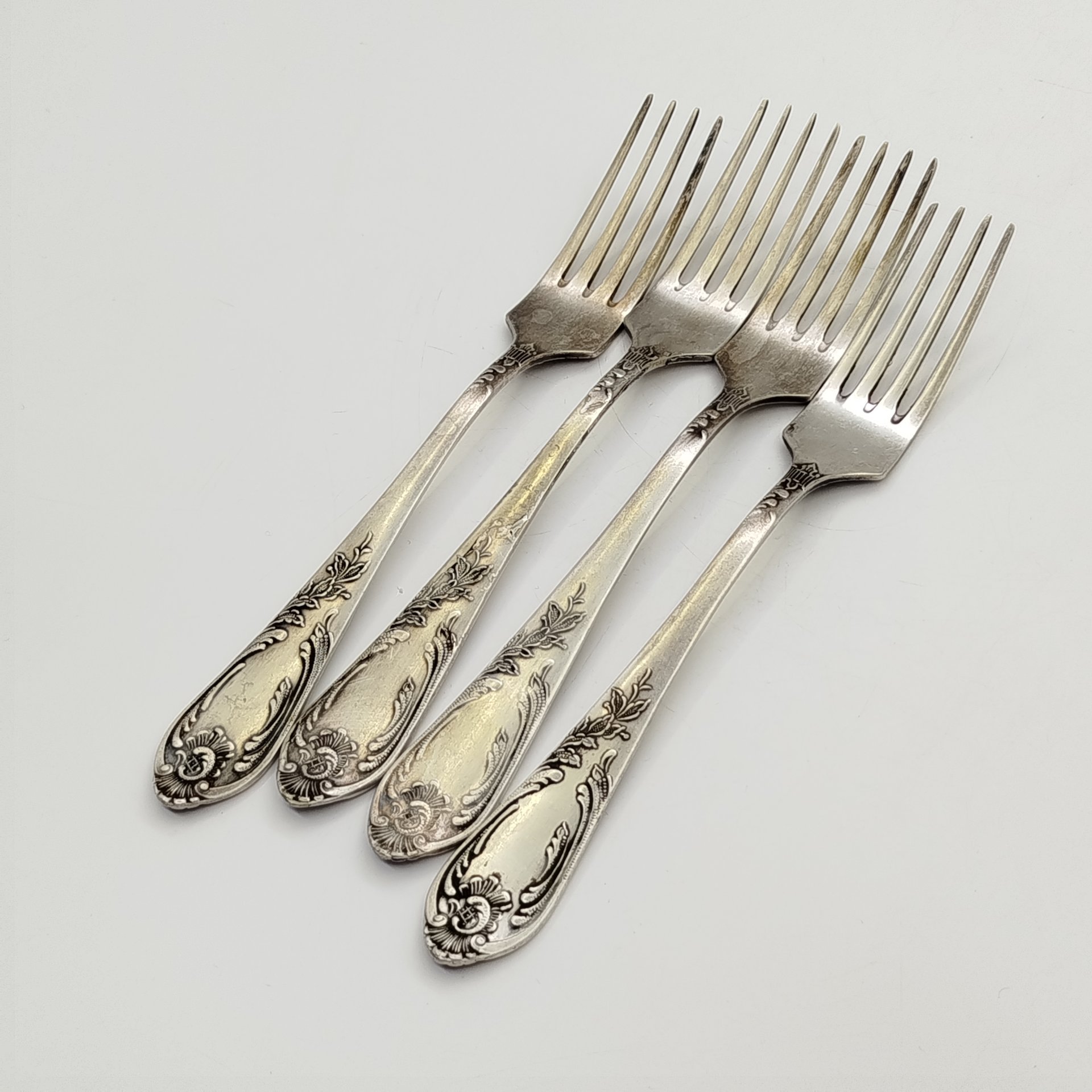 Набор из 4-х столовых вилок, украшенных растительным декором