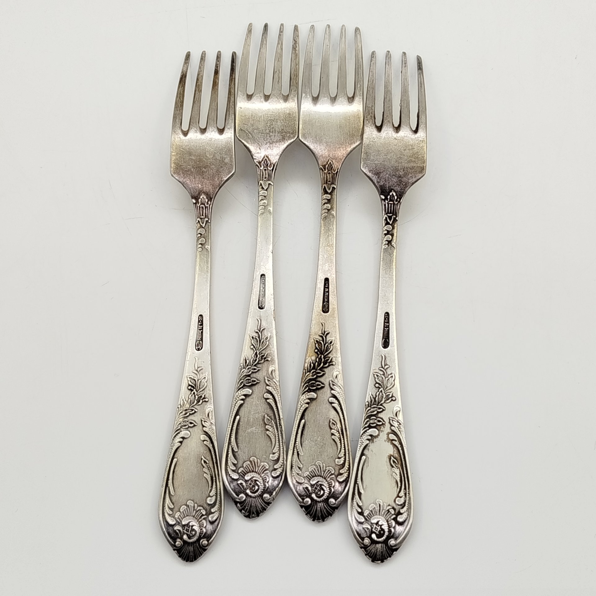 Набор из 4-х столовых вилок, украшенных растительным декором