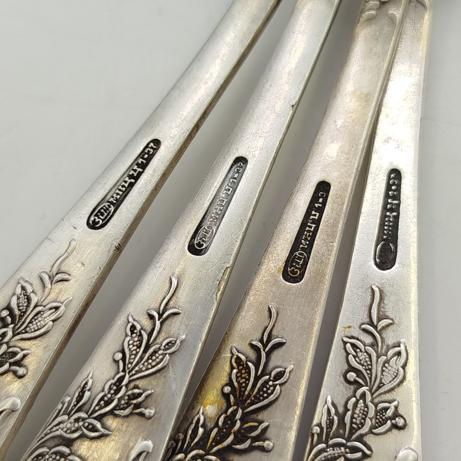 Набор из 4-х столовых вилок, украшенных растительным декором