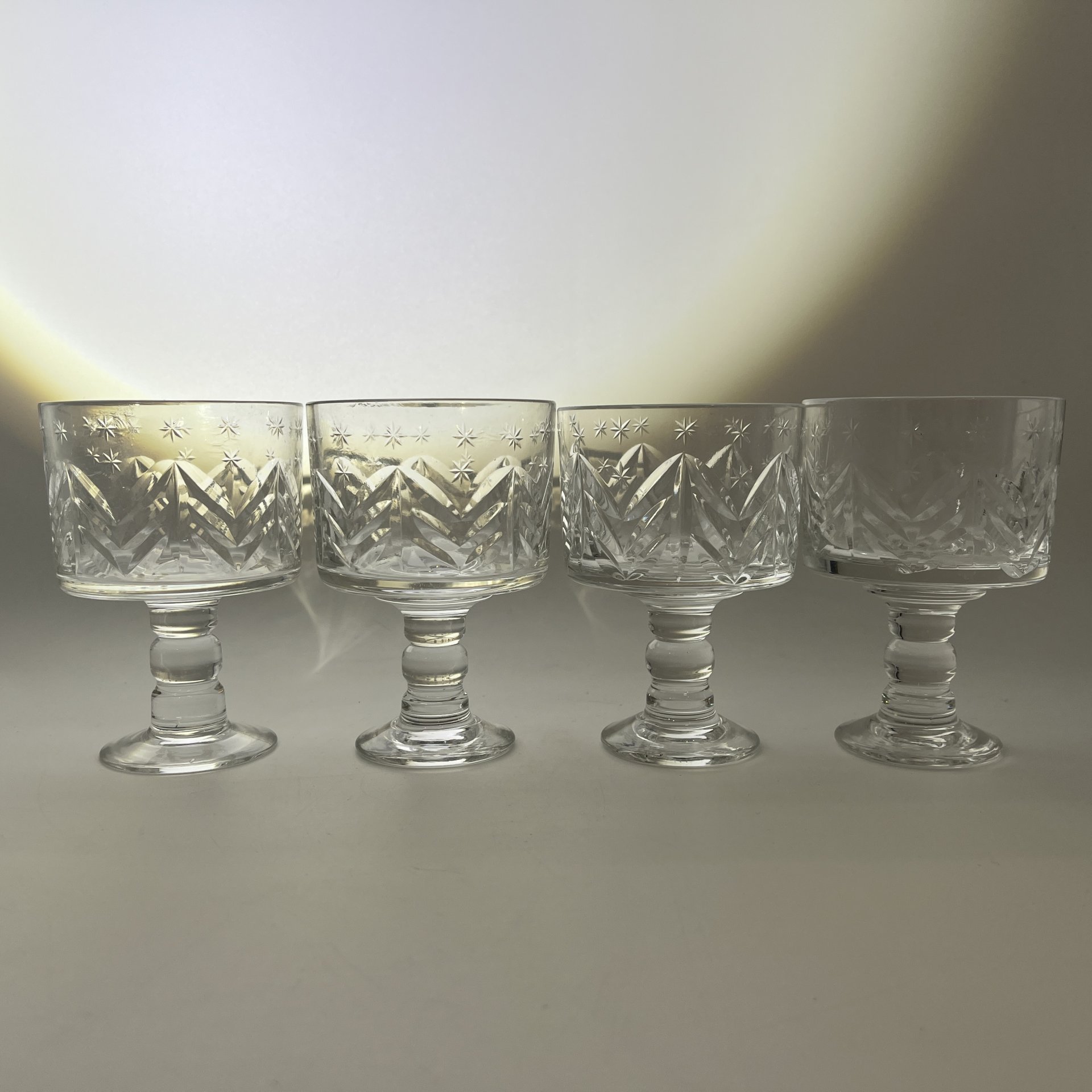 Набор из 4-х фужеров, украшенных изображением снежинок, хрусталь, алмазная грань, Завод «Красный Гигант», СССР, 1970-1990 гг.