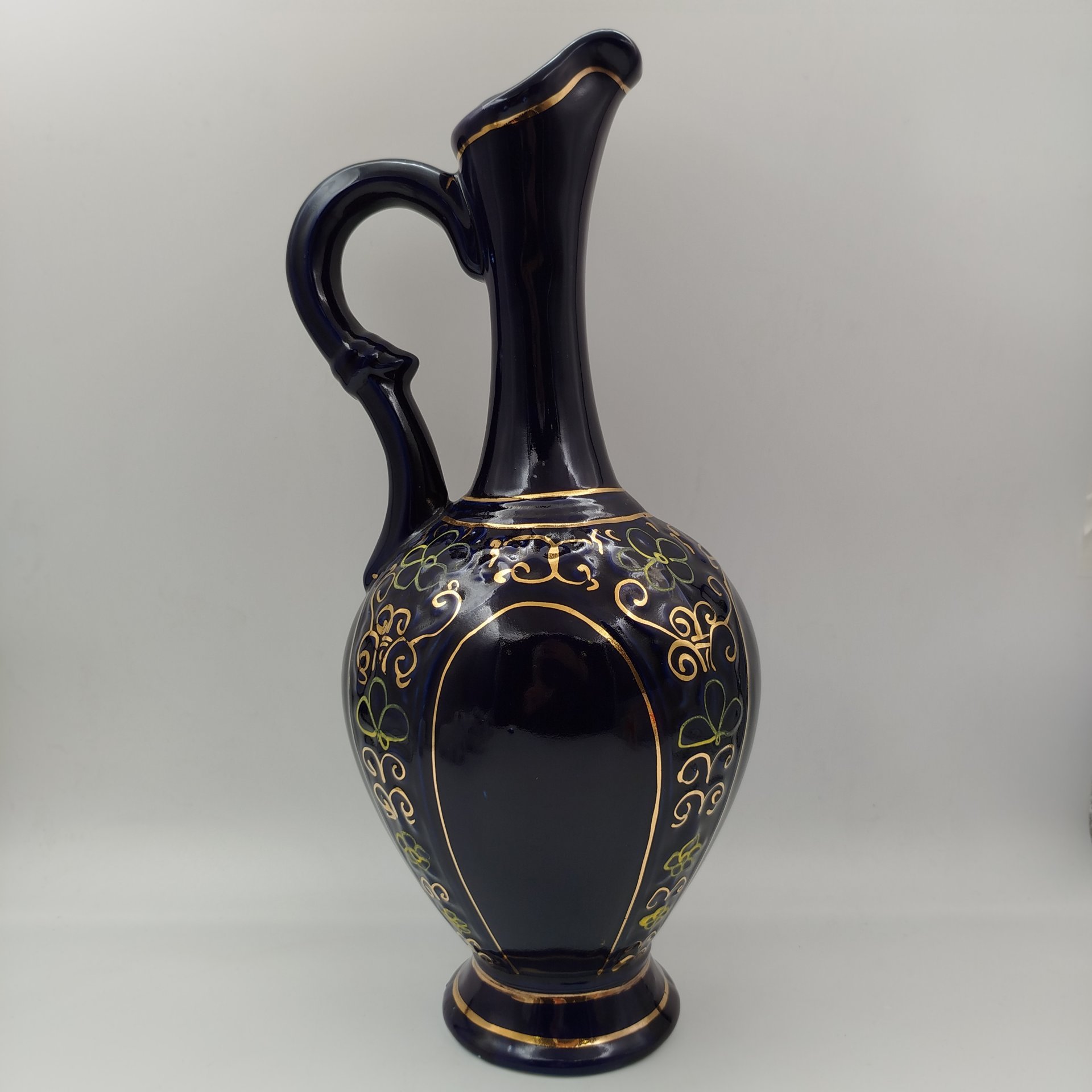 Кувшин декоративный с растительным орнаментом, фарфор, крытье кобальтом, роспись, золочение, Махарадзевский райпромкомбинат, СССР, 1970-1990 гг.