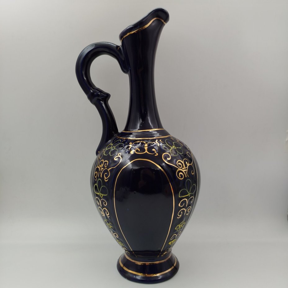 Кувшин декоративный с растительным орнаментом, фарфор, крытье кобальтом, роспись, золочение, Махарадзевский райпромкомбинат, СССР, 1970-1990 гг.