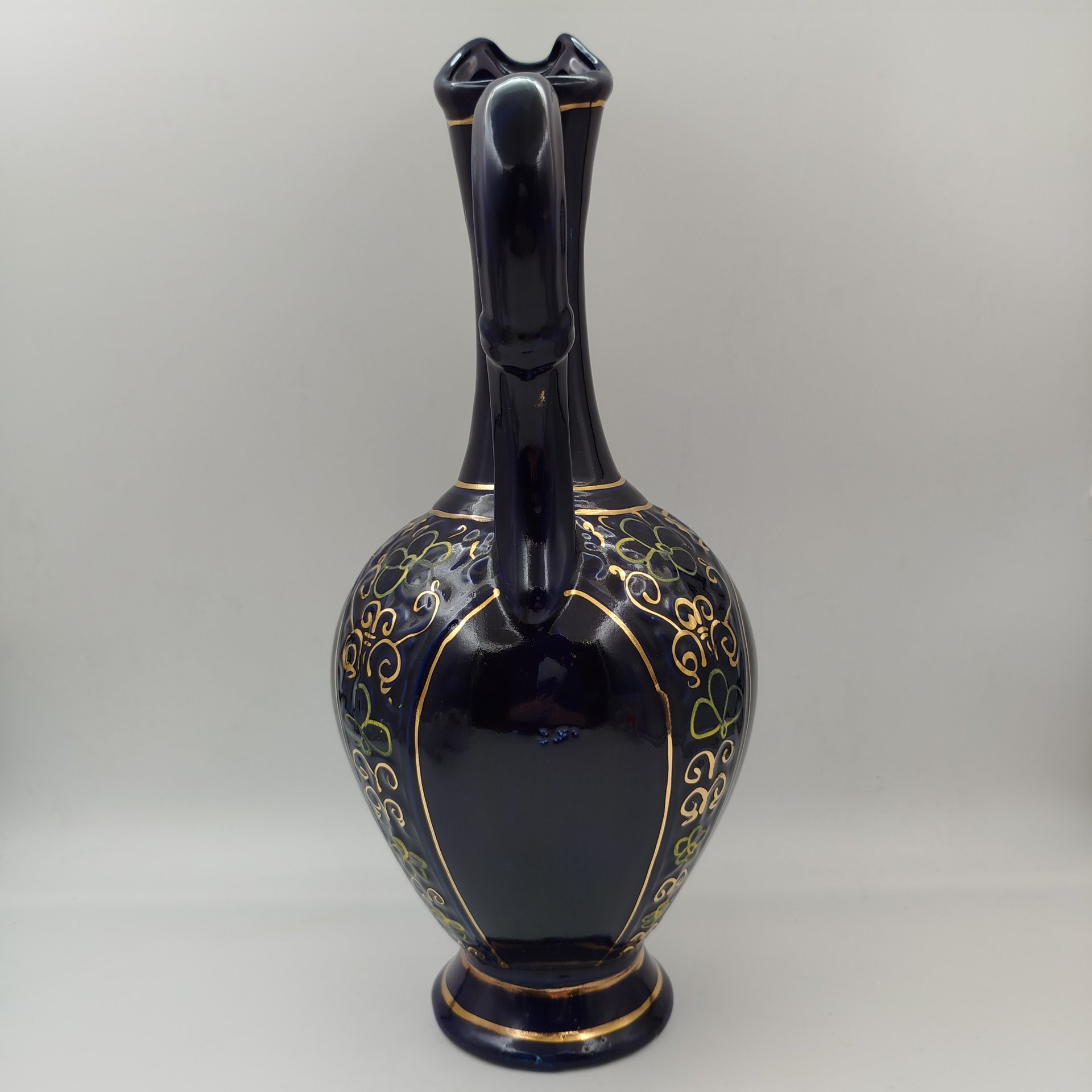 Кувшин декоративный с растительным орнаментом, фарфор, крытье кобальтом, роспись, золочение, Махарадзевский райпромкомбинат, СССР, 1970-1990 гг.