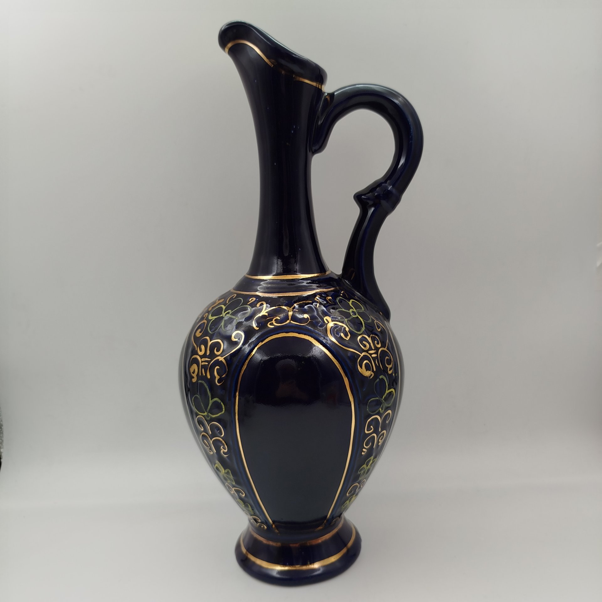 Кувшин декоративный с растительным орнаментом, фарфор, крытье кобальтом, роспись, золочение, Махарадзевский райпромкомбинат, СССР, 1970-1990 гг.