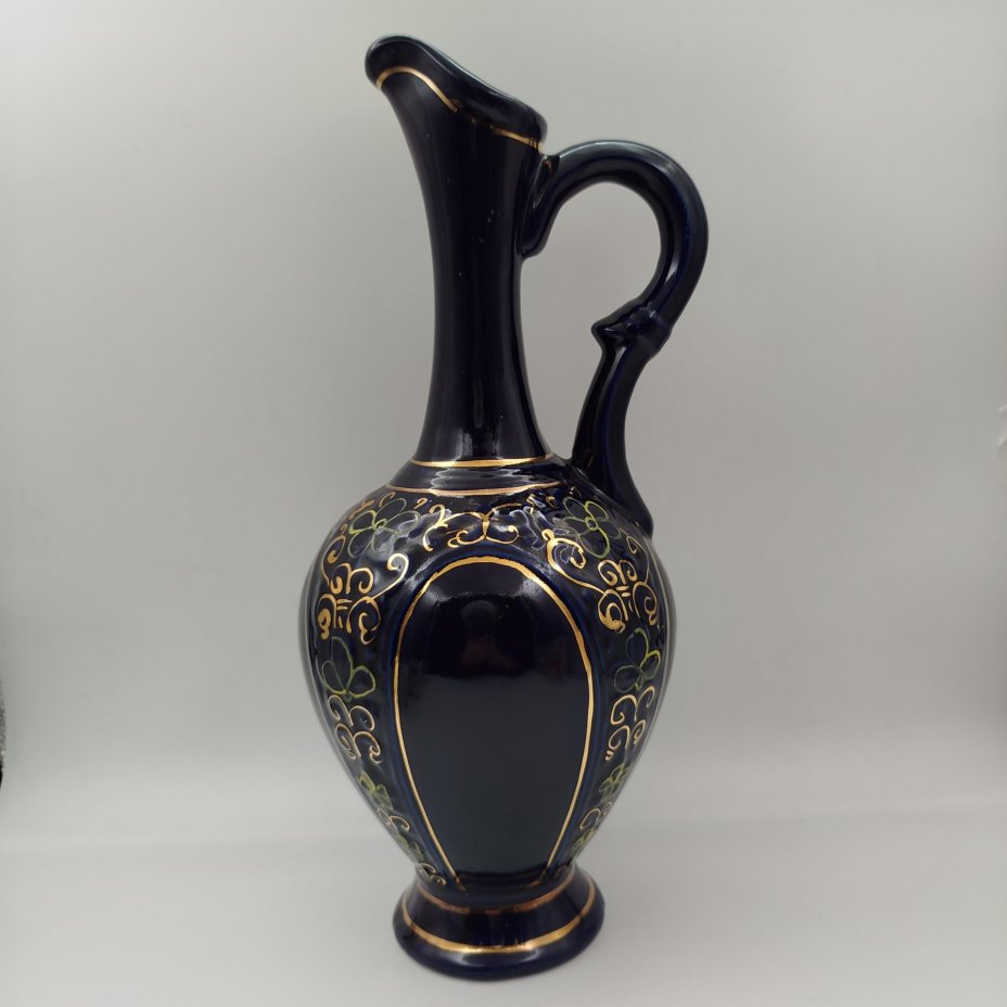 Кувшин декоративный с растительным орнаментом, фарфор, крытье кобальтом, роспись, золочение, Махарадзевский райпромкомбинат, СССР, 1970-1990 гг.
