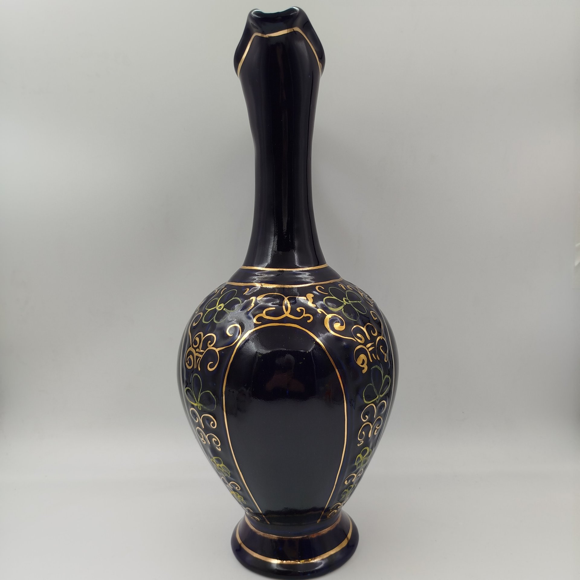 Кувшин декоративный с растительным орнаментом, фарфор, крытье кобальтом, роспись, золочение, Махарадзевский райпромкомбинат, СССР, 1970-1990 гг.