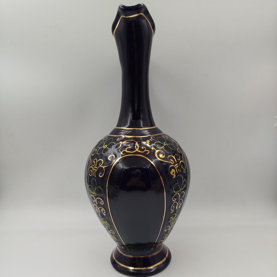 Кувшин декоративный с растительным орнаментом, фарфор, крытье кобальтом, роспись, золочение, Махарадзевский райпромкомбинат, СССР, 1970-1990 гг.