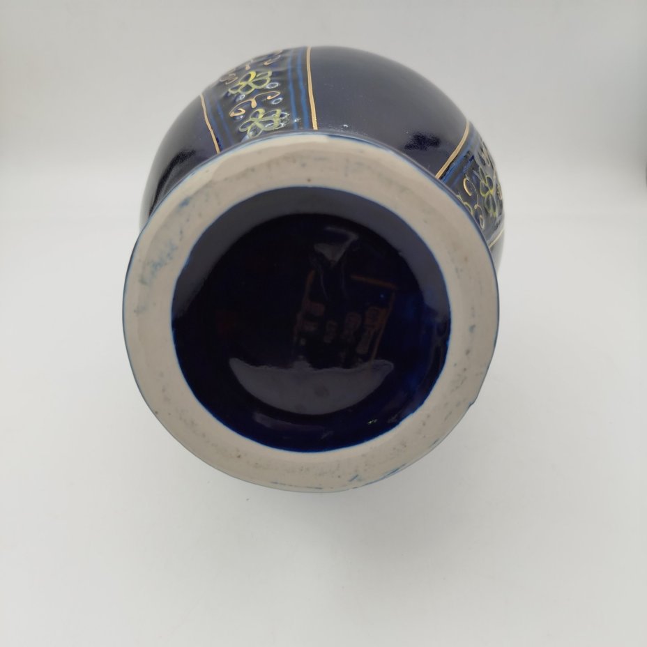 Кувшин декоративный с растительным орнаментом, фарфор, крытье кобальтом, роспись, золочение, Махарадзевский райпромкомбинат, СССР, 1970-1990 гг.