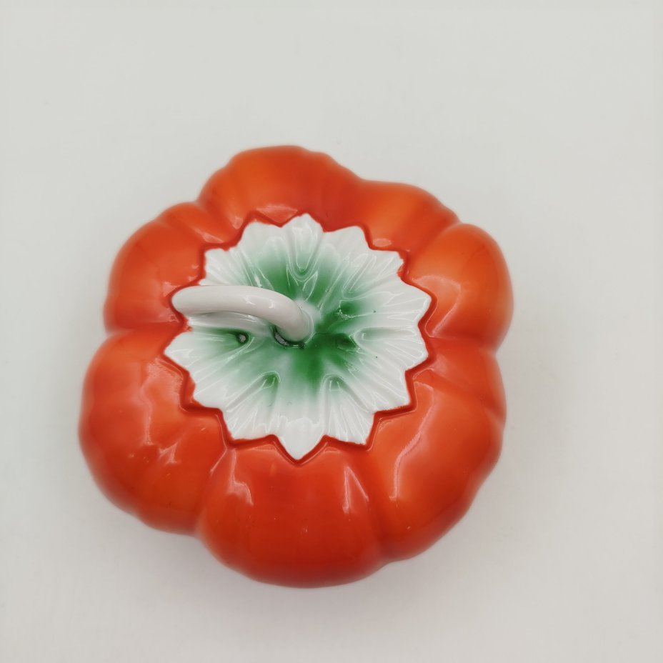 Маслёнка "Помидор", фарфор, крытьё, аэрография, Дмитровский фарфоровый завод (ДФЗ Вербилки), СССР, 1954-1965 гг., Дмитровский фарфоровый завод (ДФЗ Вербилки)