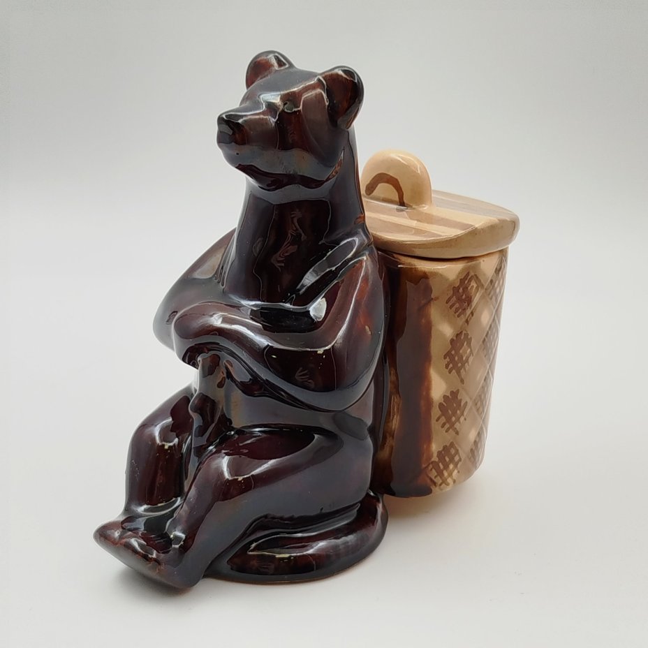 Статуэтка "Медведь с кузовком за спиной", фаянс, роспись, Гжельский керамический завод, СССР, 1950-1970 гг.