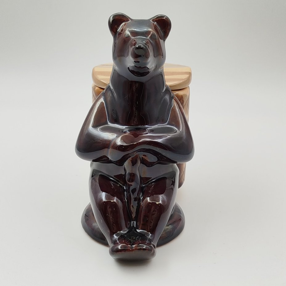 Статуэтка "Медведь с кузовком за спиной"