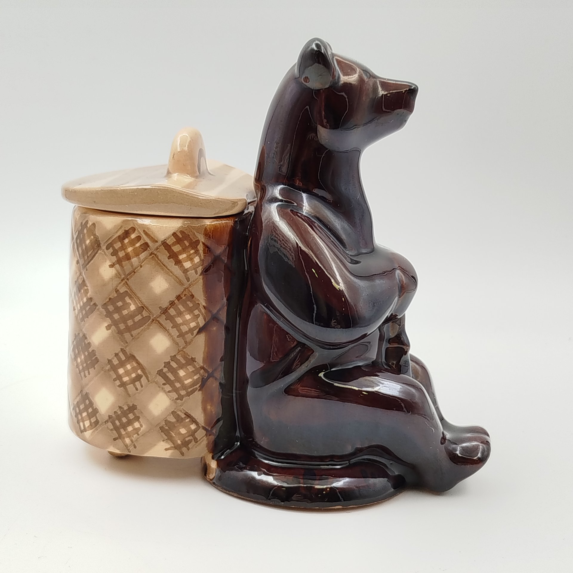 Статуэтка "Медведь с кузовком за спиной", фаянс, роспись, Гжельский керамический завод, СССР, 1950-1970 гг.