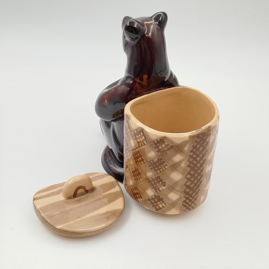 Статуэтка "Медведь с кузовком за спиной"