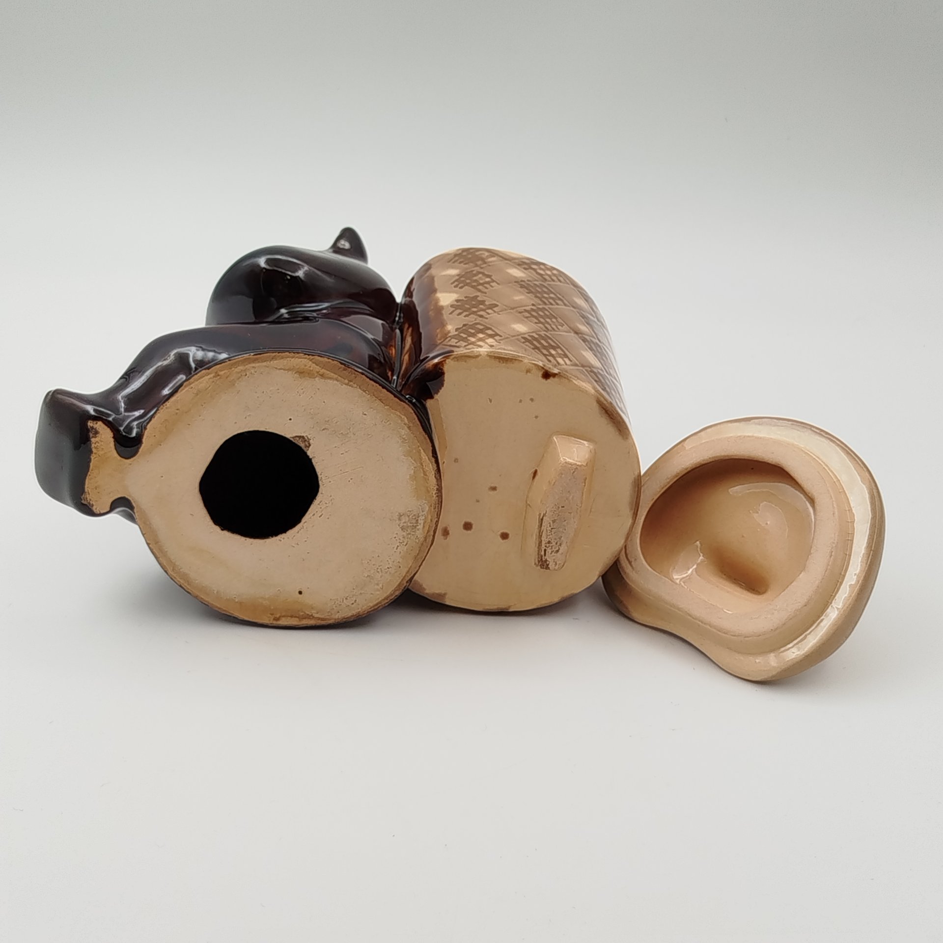 Статуэтка "Медведь с кузовком за спиной", фаянс, роспись, Гжельский керамический завод, СССР, 1950-1970 гг.