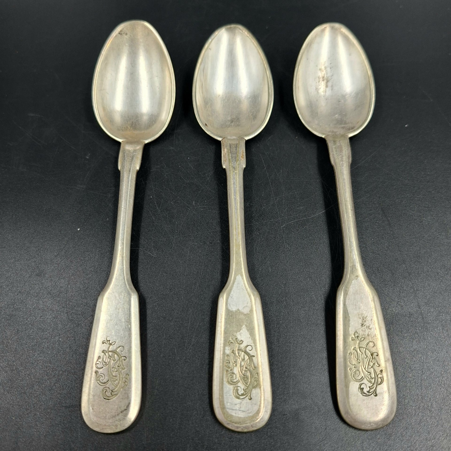 Набор из трех чайных ложек с владельческими монограммами, металл, серебрение, Fraget (Фабрика серебряных и плакированных изделий Иосифа Фраже), Царство Польское, 1896-1914 гг.