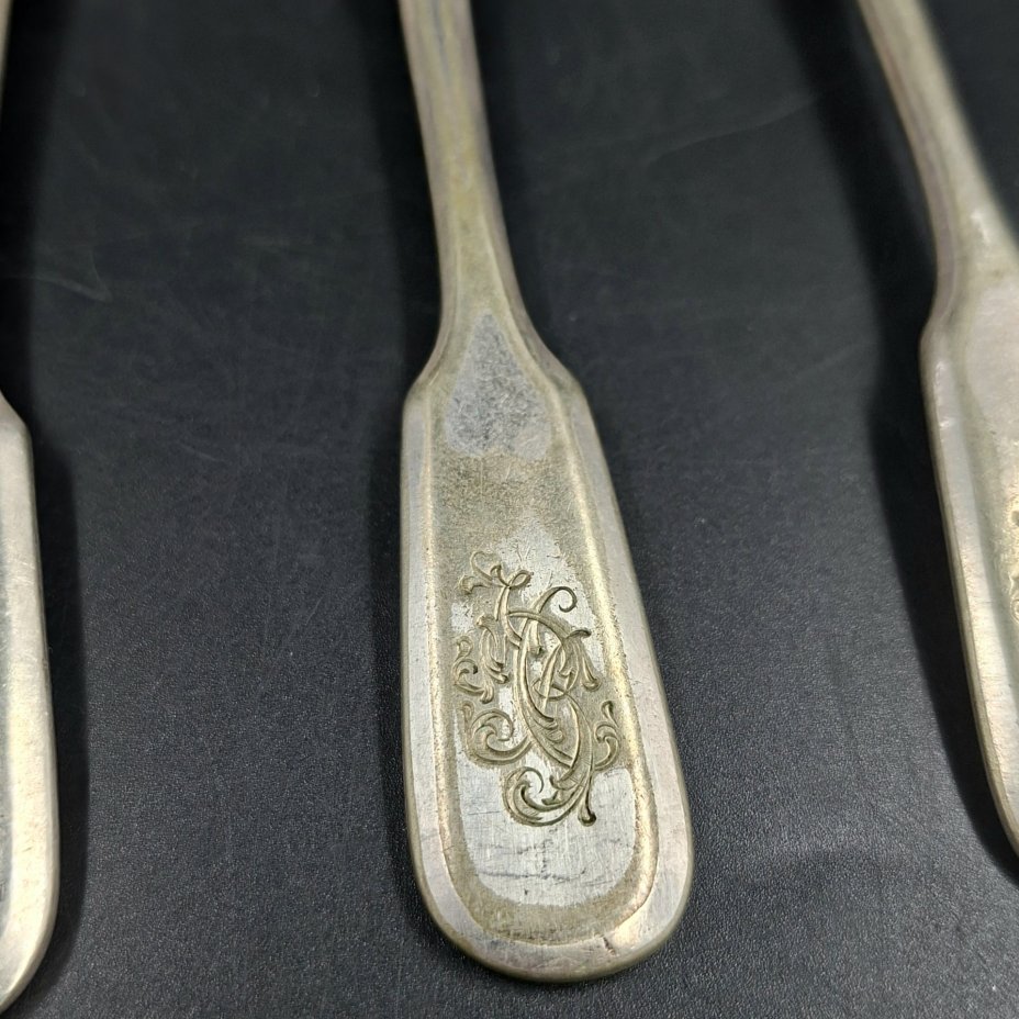 Набор из трех чайных ложек с владельческими монограммами, металл, серебрение, Fraget (Фабрика серебряных и плакированных изделий Иосифа Фраже), Царство Польское, 1896-1914 гг.