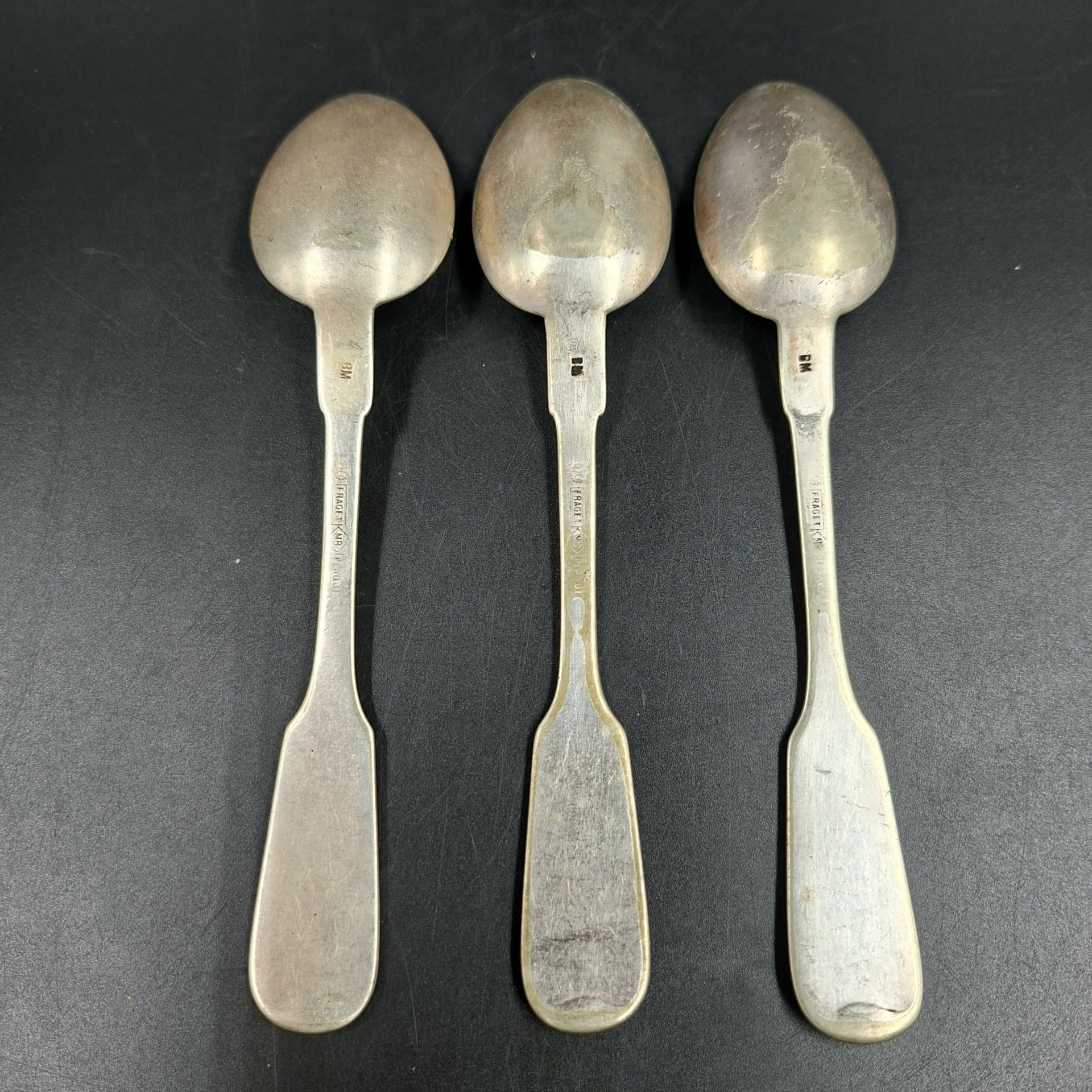 Набор из трех чайных ложек с владельческими монограммами, металл, серебрение, Fraget (Фабрика серебряных и плакированных изделий Иосифа Фраже), Царство Польское, 1896-1914 гг.