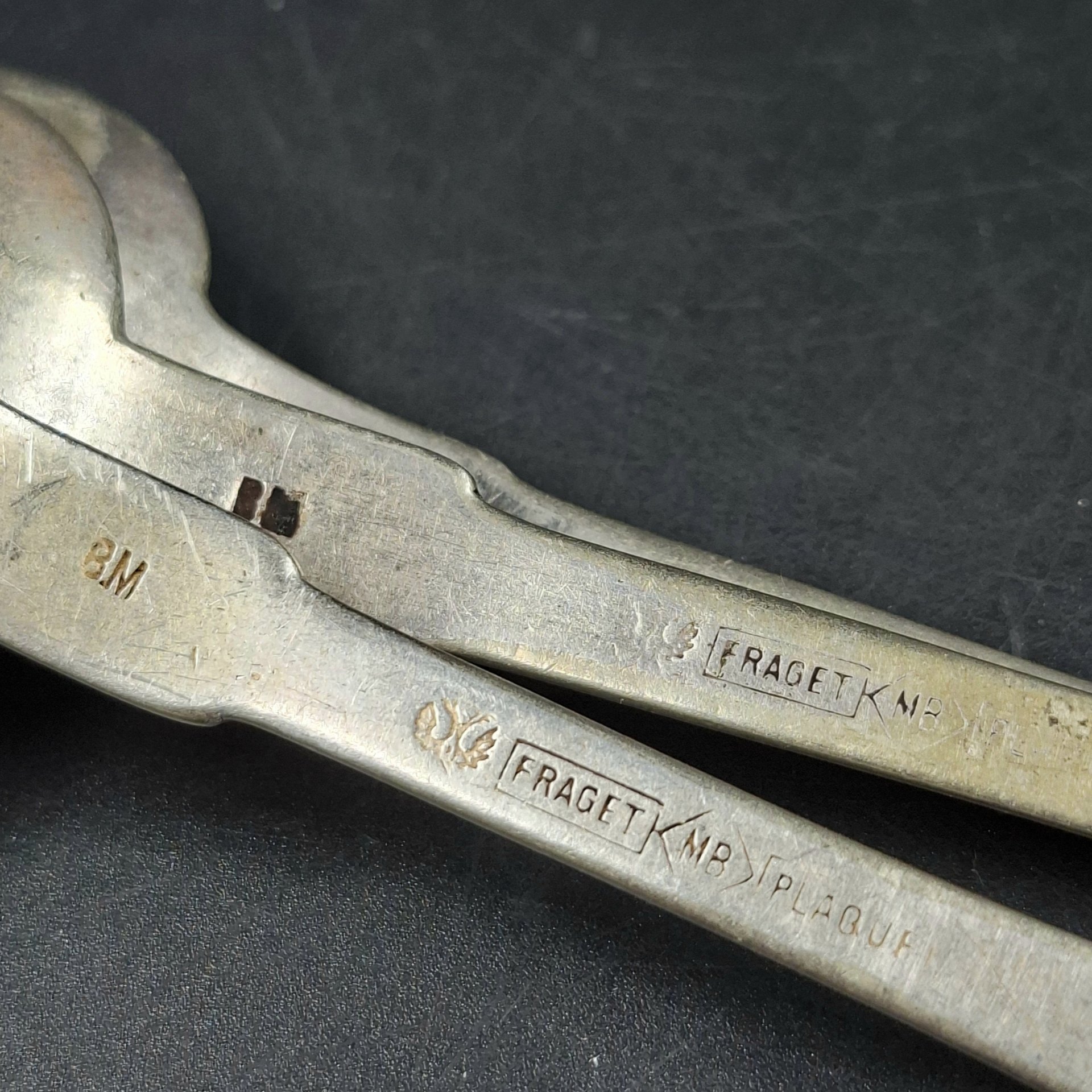 Набор из трех чайных ложек с владельческими монограммами, металл, серебрение, Fraget (Фабрика серебряных и плакированных изделий Иосифа Фраже), Царство Польское, 1896-1914 гг.