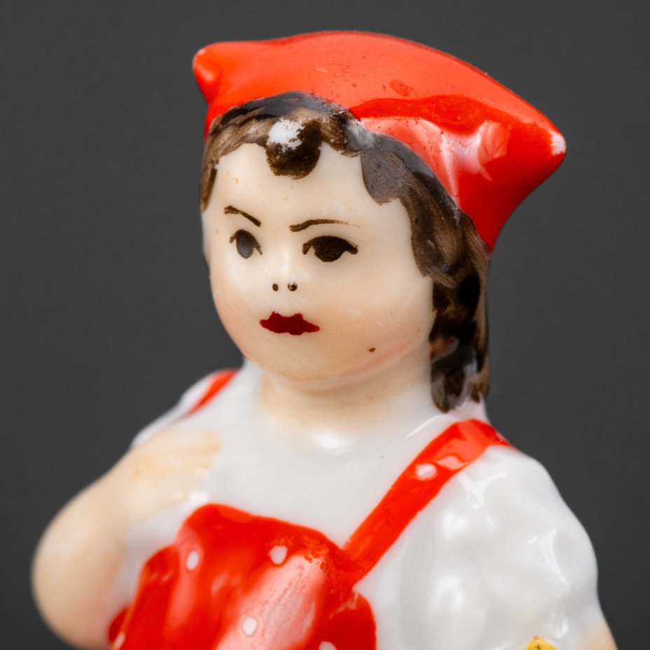 Статуэтка миниатюрная "Красная шапочка", автор Л.К. Клименкова-Краузе, Первомайский фарфоровый завод (Песочное)
