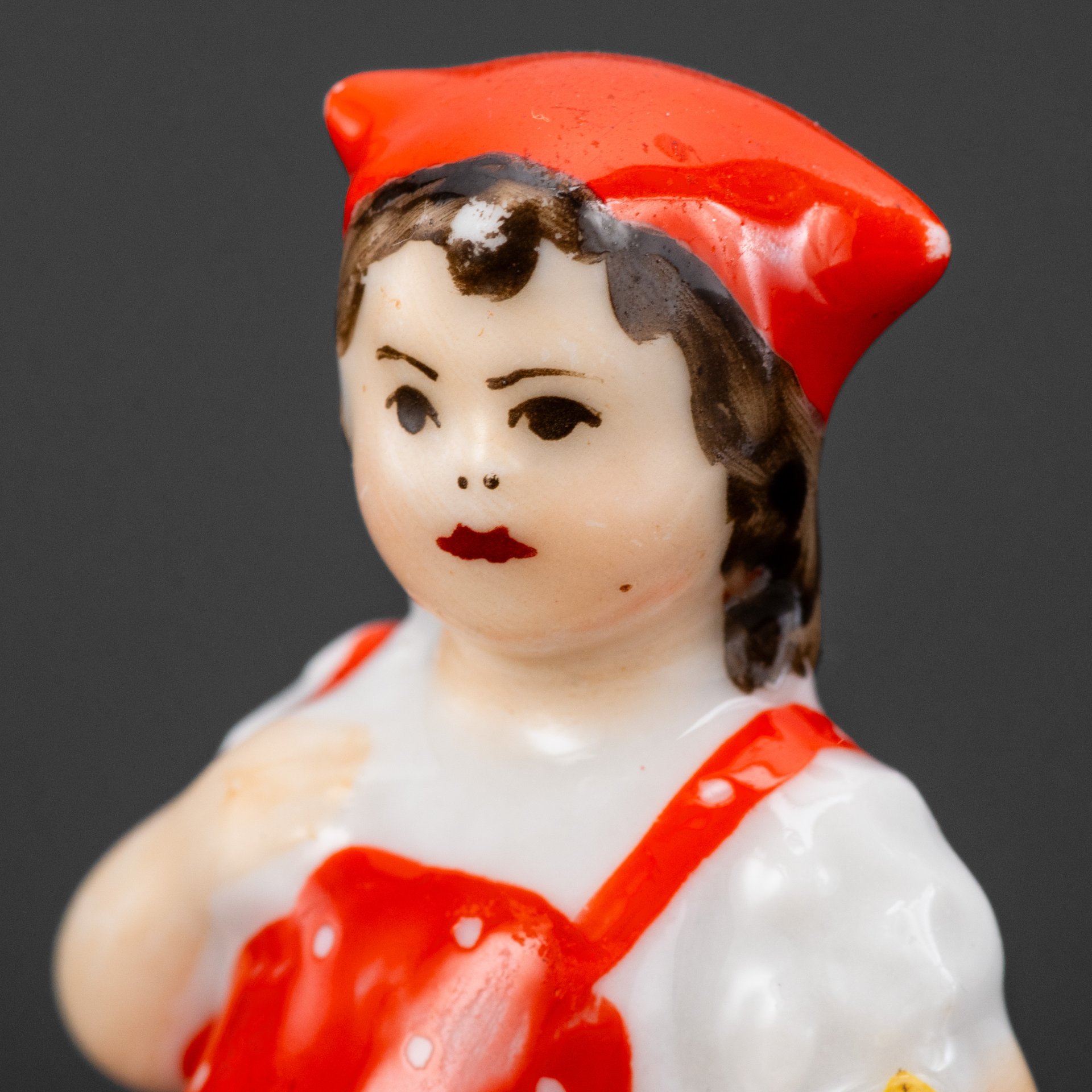 Статуэтка миниатюрная "Красная шапочка", автор Л.К. Клименкова-Краузе, Первомайский фарфоровый завод (Песочное)