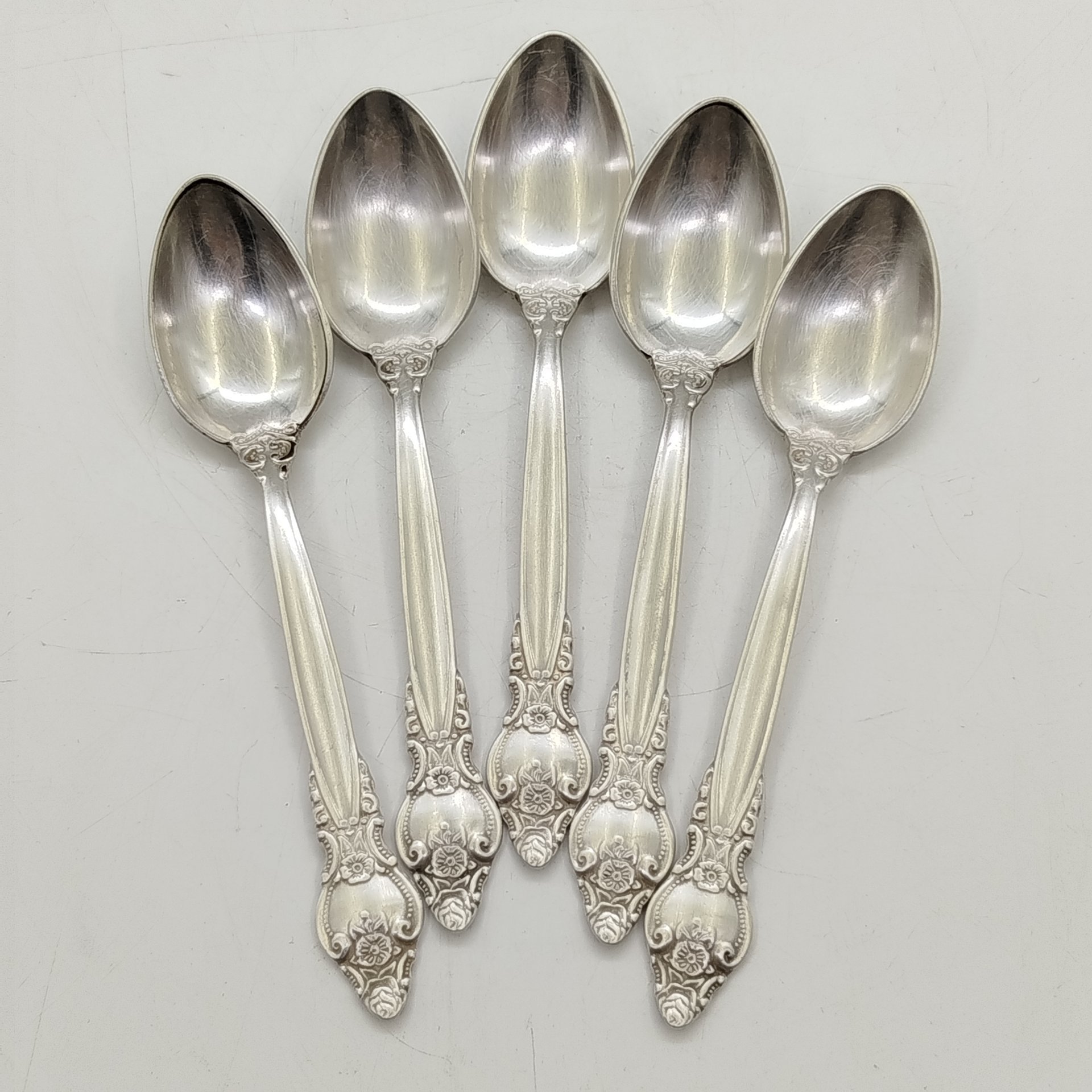 Набор из пяти кофейных ложек с цветочным декором, мНЦ (медь-никель-цинк), Кольчугинский завод цветных металлов, СССР, 1960-1990 гг.