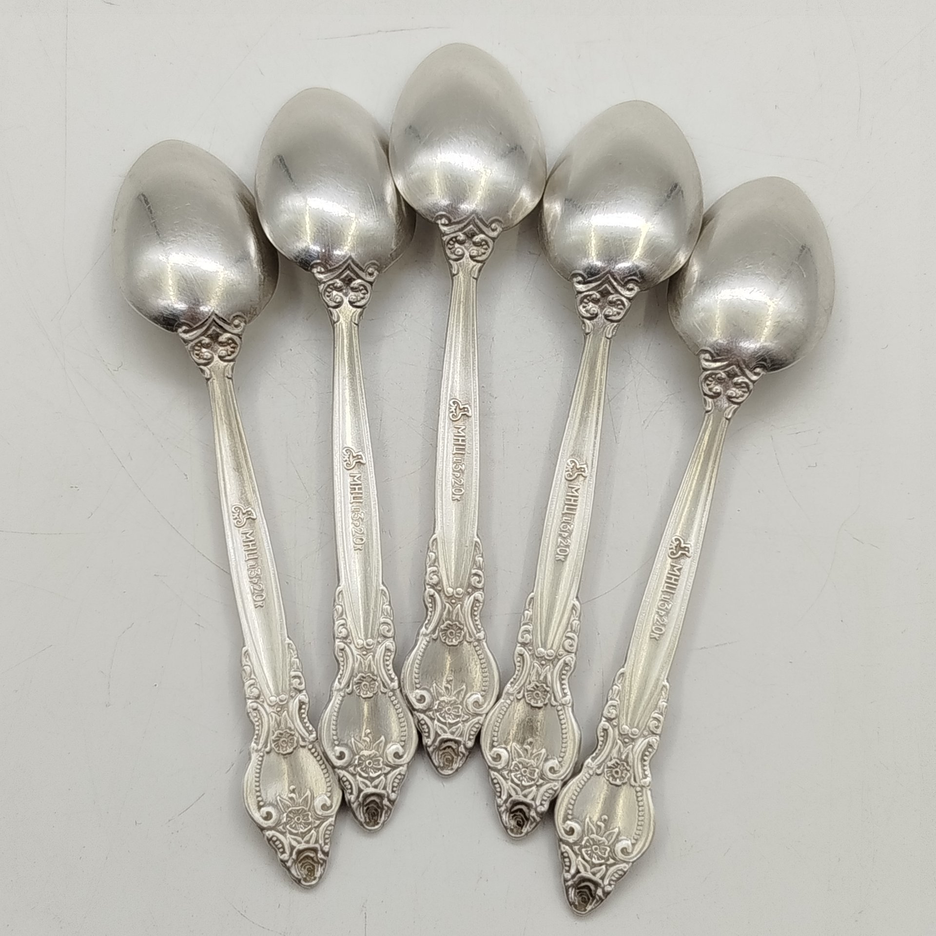 Набор из пяти кофейных ложек с цветочным декором, мНЦ (медь-никель-цинк), Кольчугинский завод цветных металлов, СССР, 1960-1990 гг.