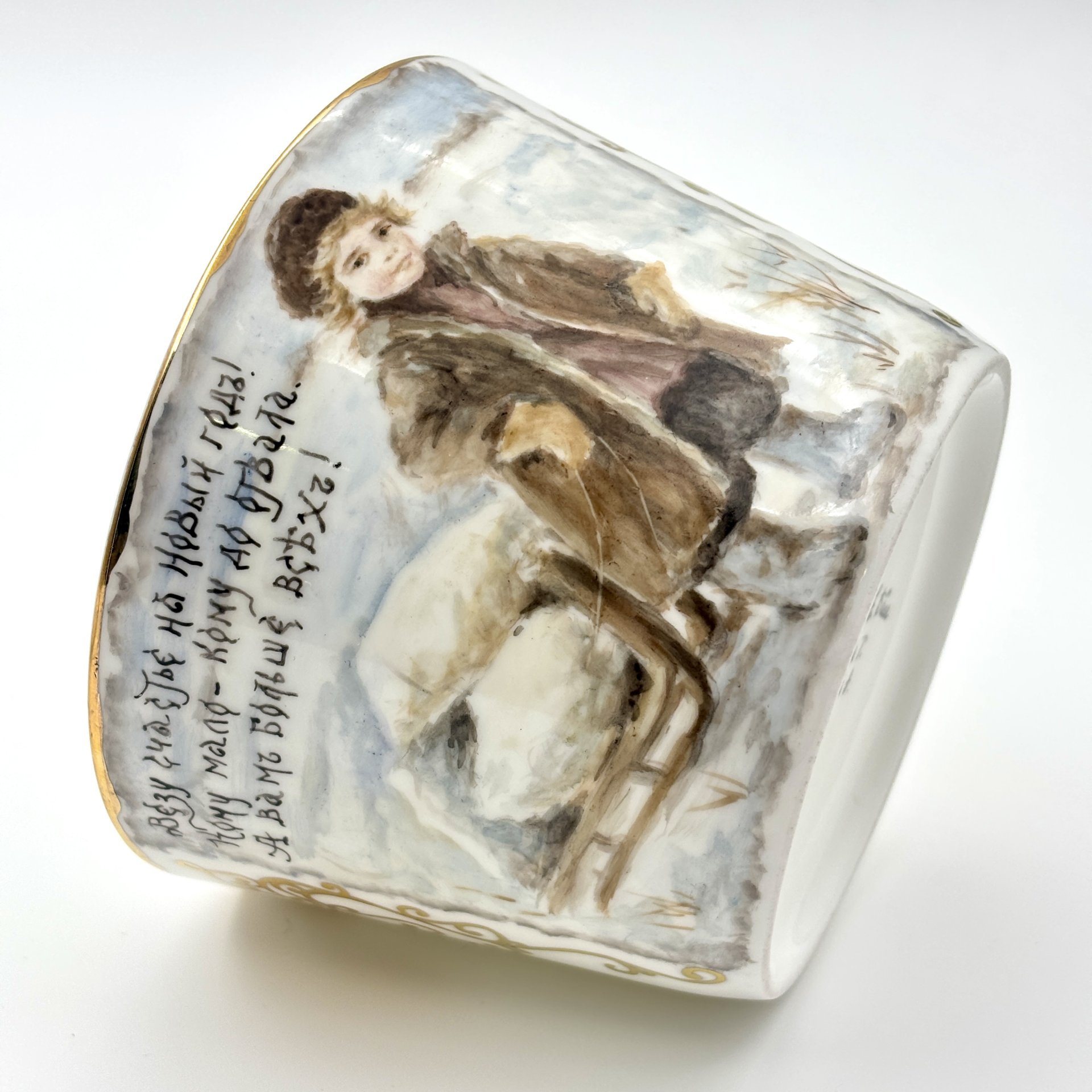 Чайная пара по рисункам Елизаветы Бём "Везу счастье на Новый год...", фарфор, роспись, золочение, Российская Федерация, 2025 г.