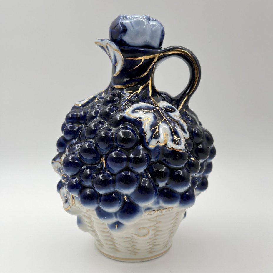 Штоф "Виноград" с фигурным туловом (пробка в подборе от штофа "Вишня"), фарфор, кобальт, золочение, Ленинградский фарфоровый завод (ЛФЗ), СССР, 1960-1970 гг.
