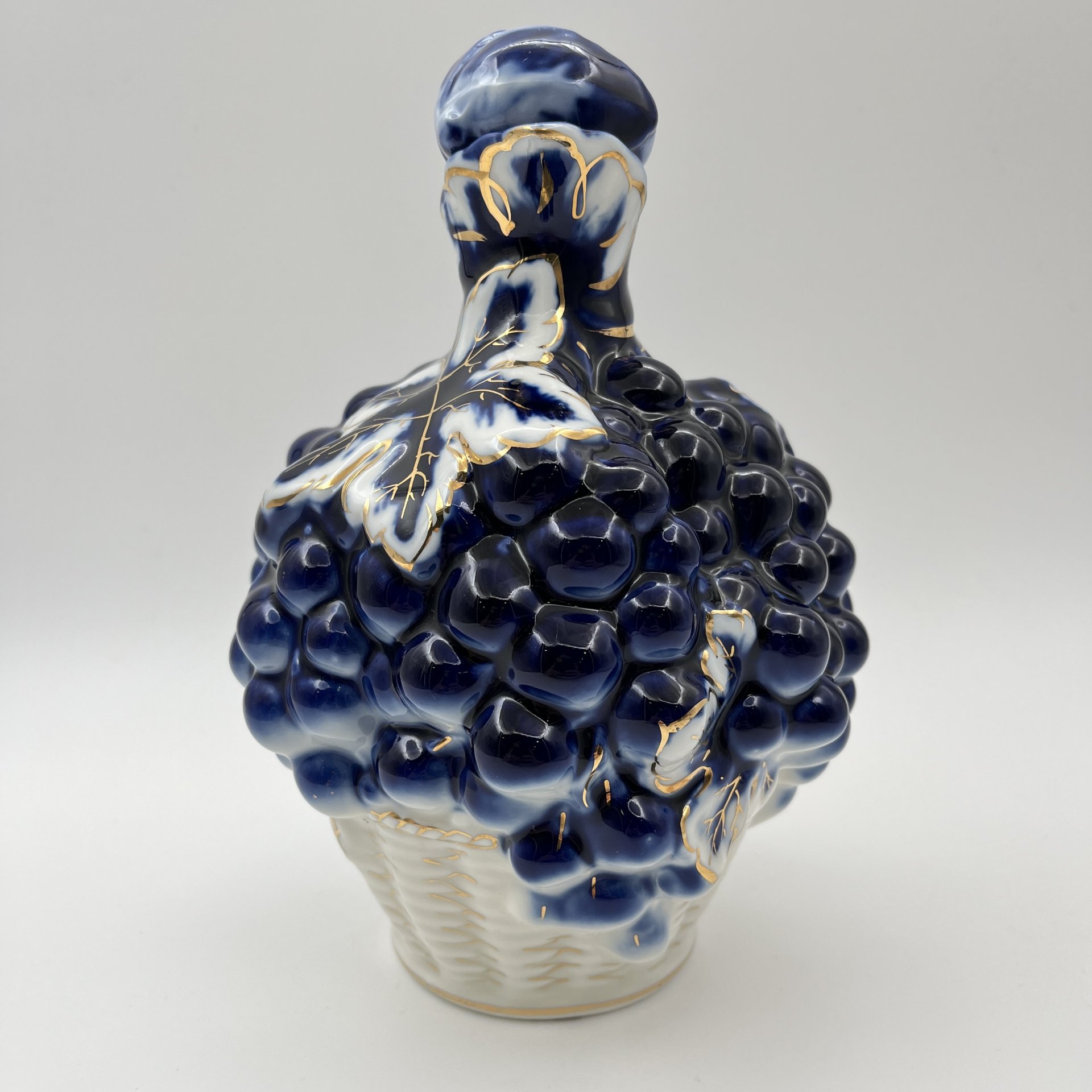 Штоф "Виноград" с фигурным туловом (пробка в подборе от штофа "Вишня"), фарфор, кобальт, золочение, Ленинградский фарфоровый завод (ЛФЗ), СССР, 1960-1970 гг.