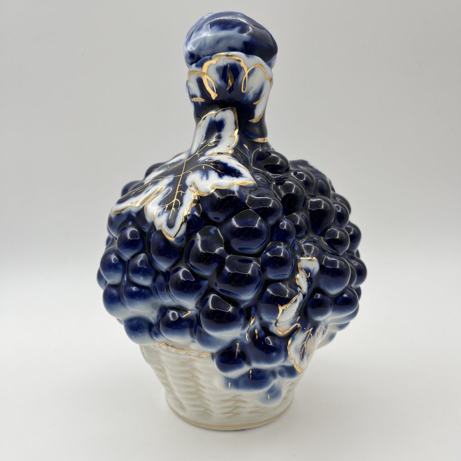 Штоф "Виноград" с фигурным туловом (пробка в подборе от штофа "Вишня"), фарфор, кобальт, золочение, Ленинградский фарфоровый завод (ЛФЗ), СССР, 1960-1970 гг.