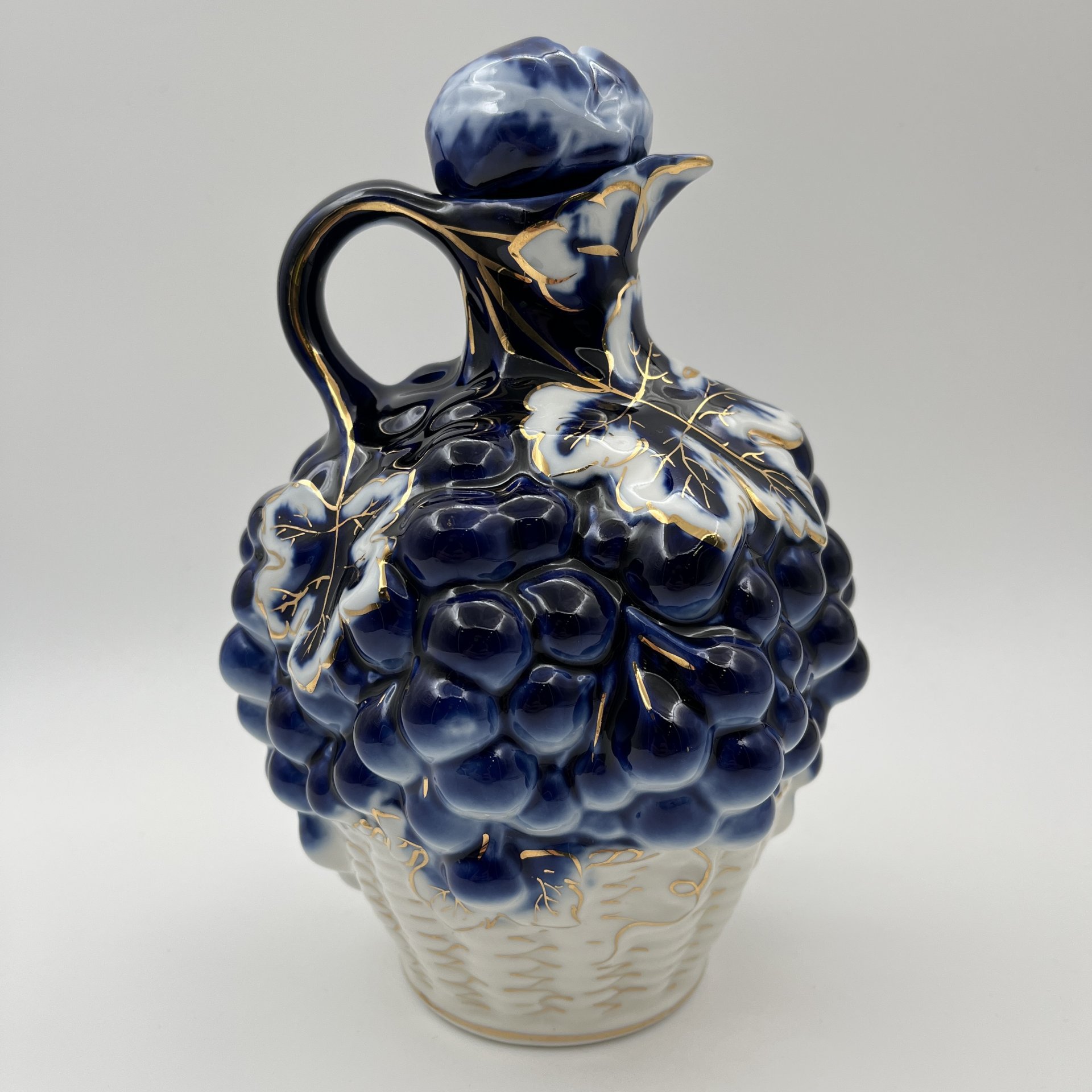 Штоф "Виноград" с фигурным туловом (пробка в подборе от штофа "Вишня"), фарфор, кобальт, золочение, Ленинградский фарфоровый завод (ЛФЗ), СССР, 1960-1970 гг.