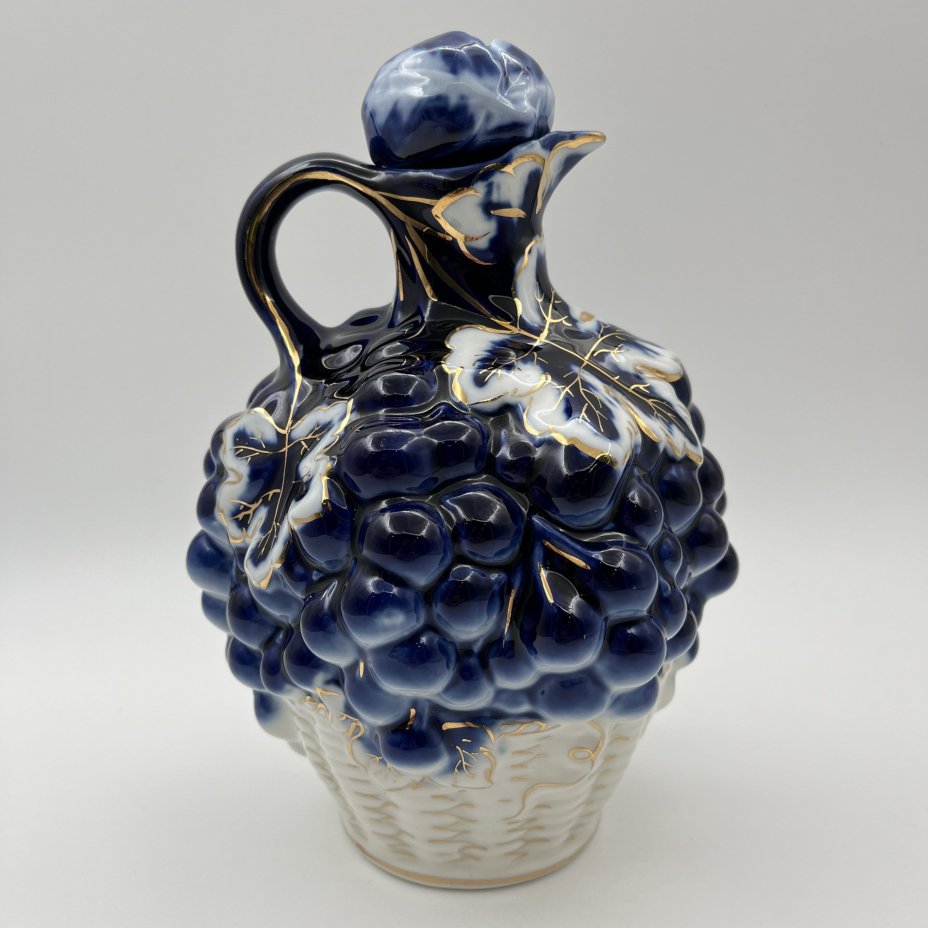 Штоф "Виноград" с фигурным туловом (пробка в подборе от штофа "Вишня"), фарфор, кобальт, золочение, Ленинградский фарфоровый завод (ЛФЗ), СССР, 1960-1970 гг.