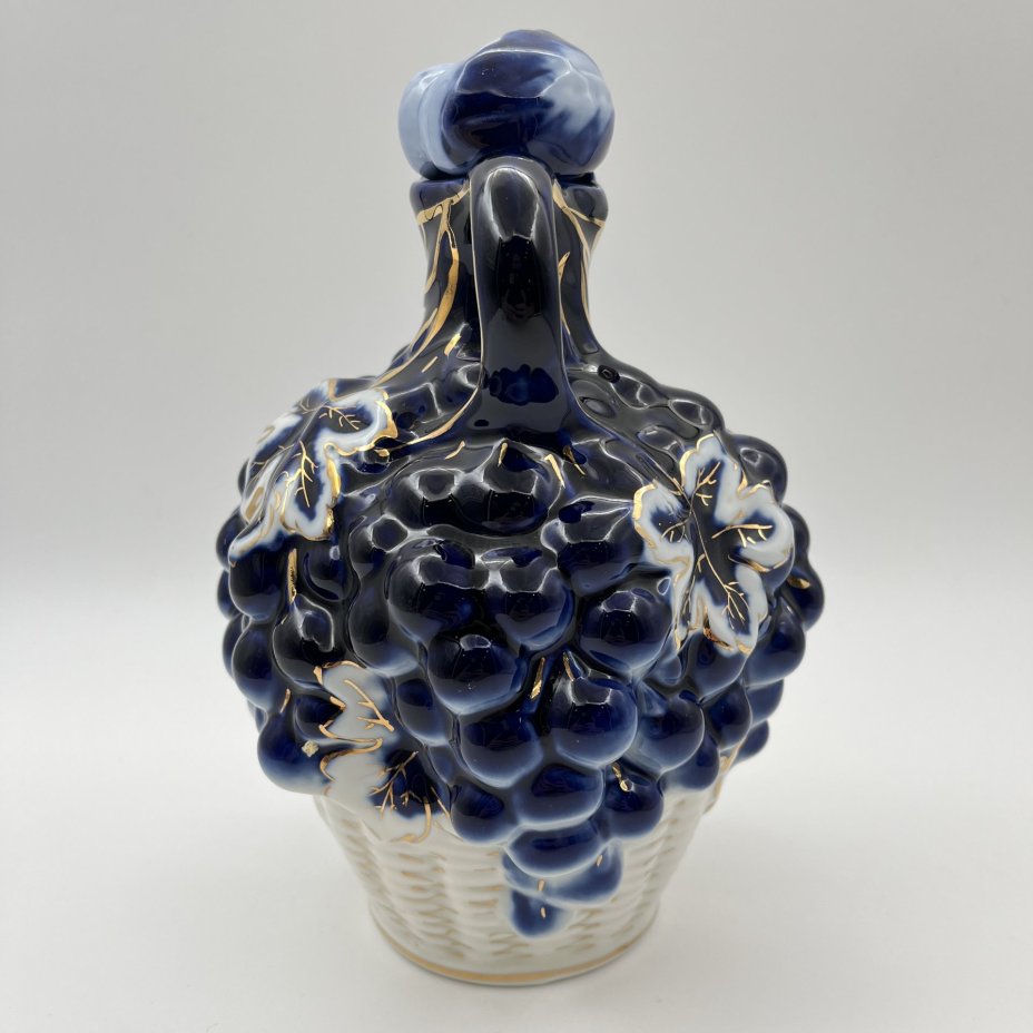 Штоф "Виноград" с фигурным туловом (пробка в подборе от штофа "Вишня"), фарфор, кобальт, золочение, Ленинградский фарфоровый завод (ЛФЗ), СССР, 1960-1970 гг.