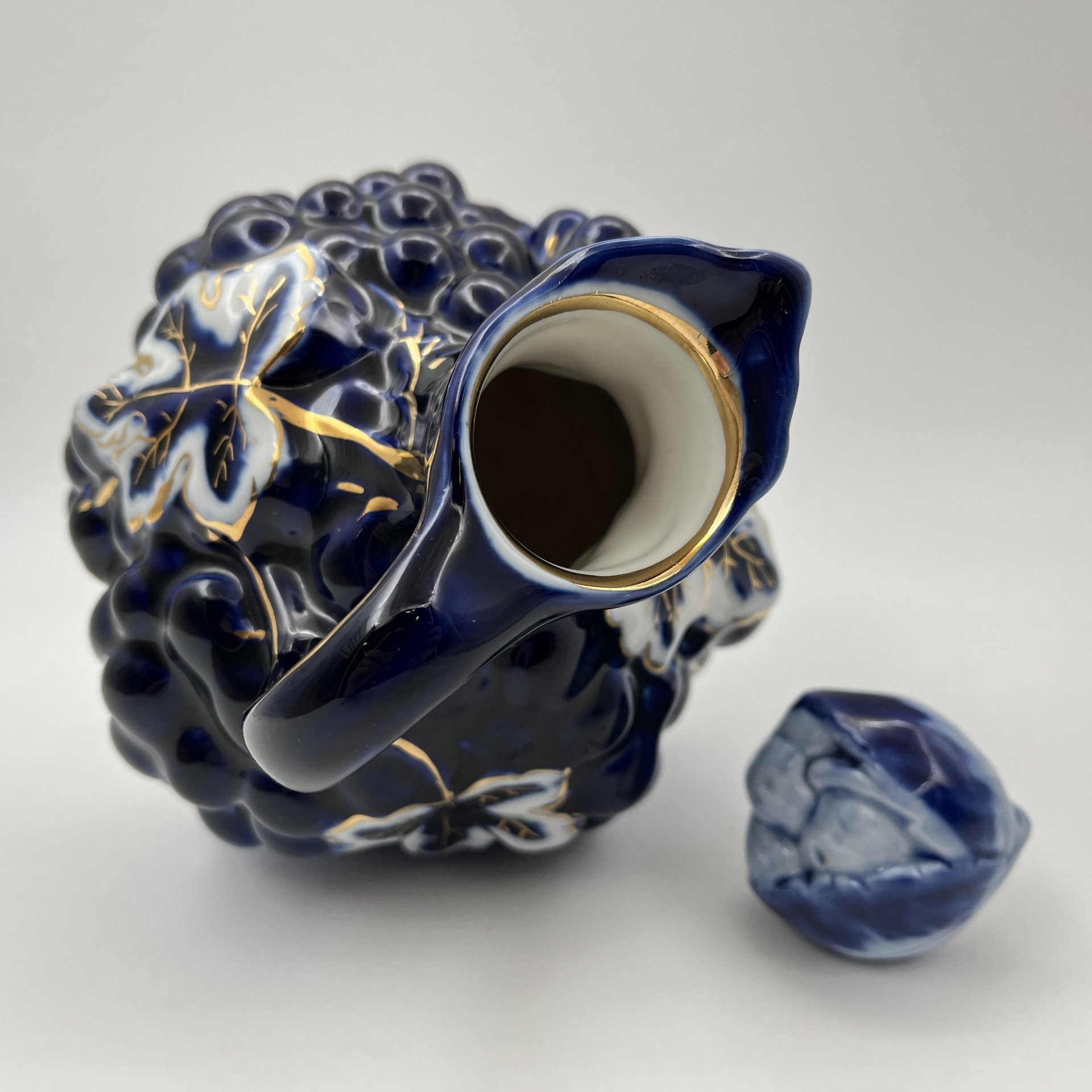 Штоф "Виноград" с фигурным туловом (пробка в подборе от штофа "Вишня"), фарфор, кобальт, золочение, Ленинградский фарфоровый завод (ЛФЗ), СССР, 1960-1970 гг.