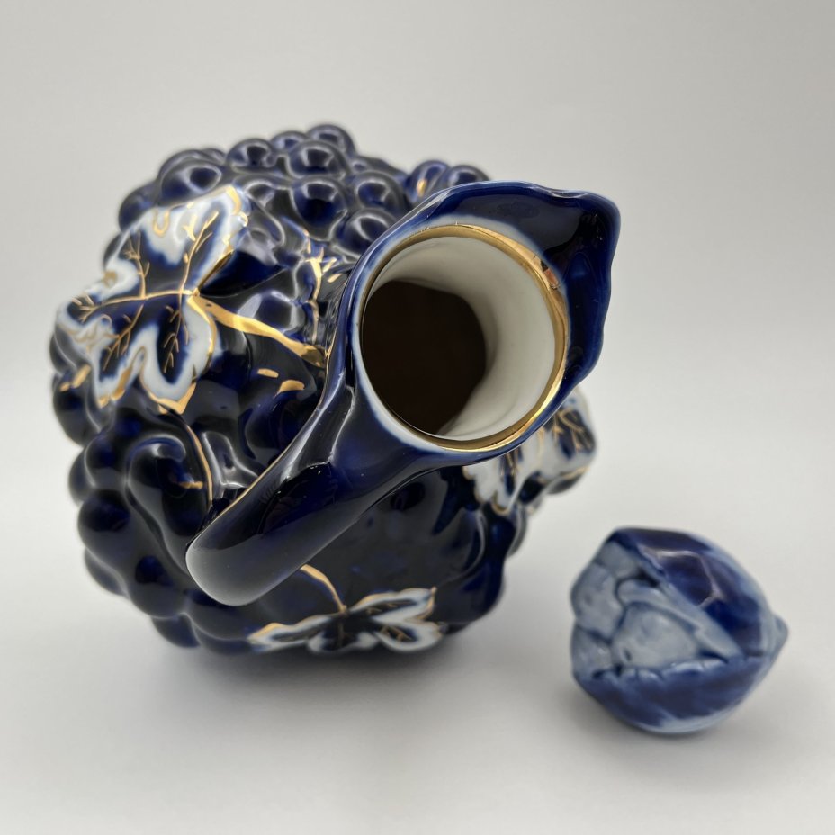 Штоф "Виноград" с фигурным туловом (пробка в подборе от штофа "Вишня"), фарфор, кобальт, золочение, Ленинградский фарфоровый завод (ЛФЗ), СССР, 1960-1970 гг.