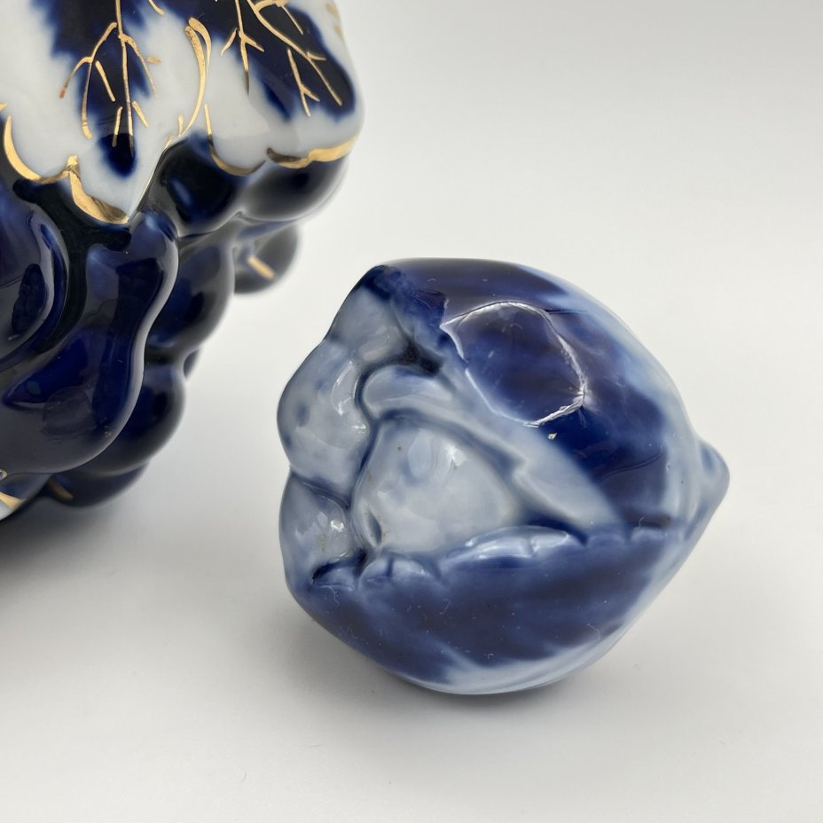 Штоф "Виноград" с фигурным туловом (пробка в подборе от штофа "Вишня"), фарфор, кобальт, золочение, Ленинградский фарфоровый завод (ЛФЗ), СССР, 1960-1970 гг.