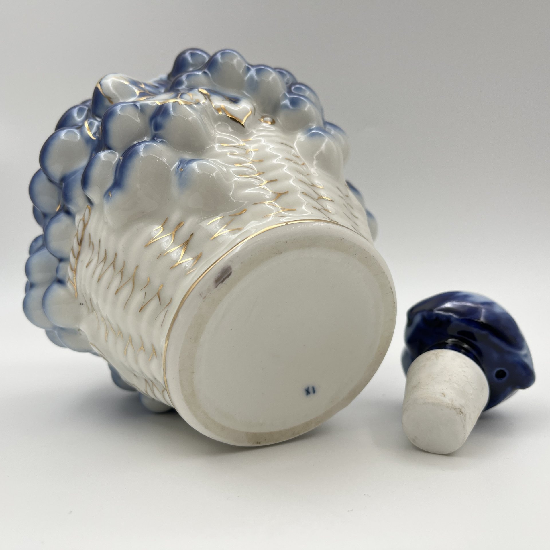 Штоф "Виноград" с фигурным туловом (пробка в подборе от штофа "Вишня"), фарфор, кобальт, золочение, Ленинградский фарфоровый завод (ЛФЗ), СССР, 1960-1970 гг.