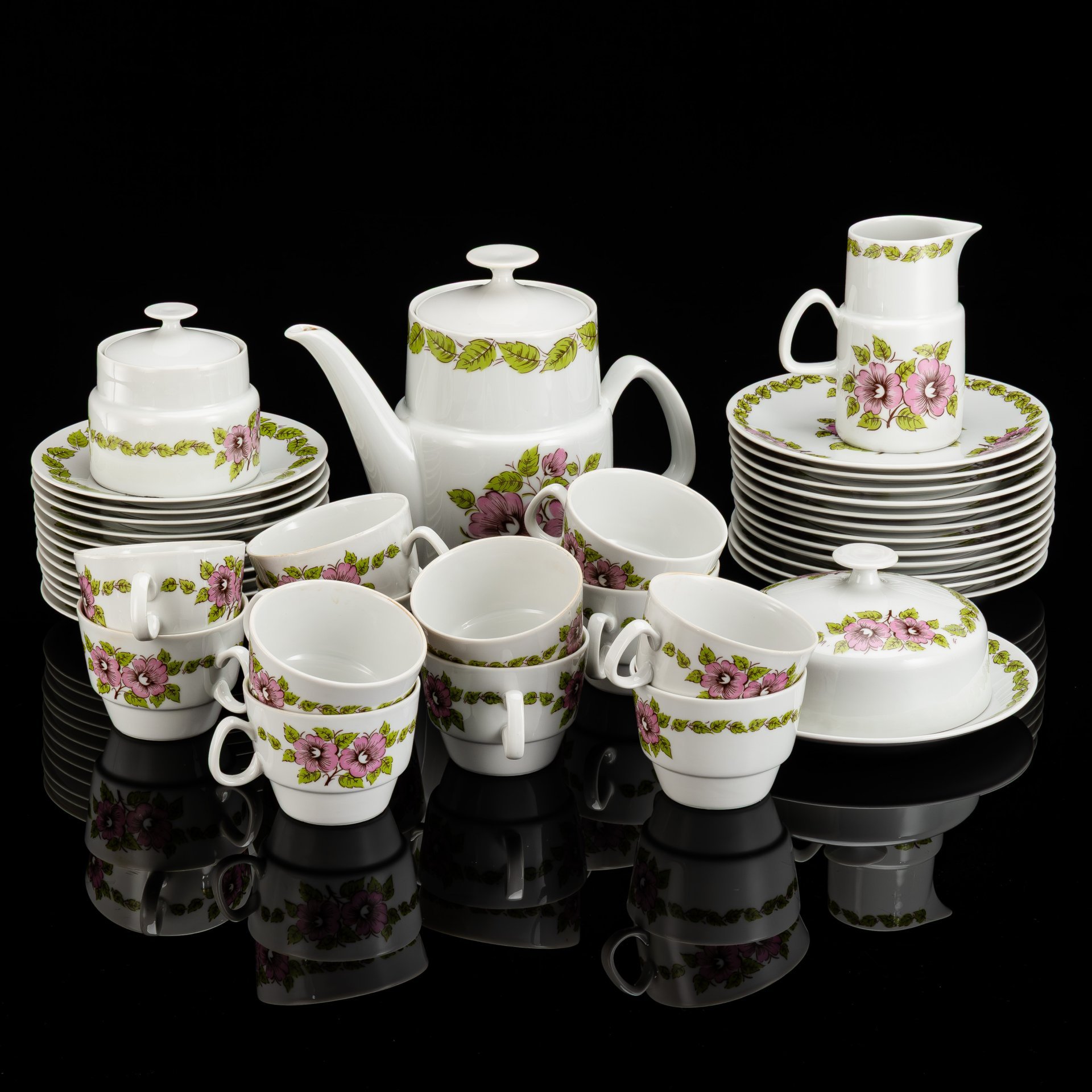Сервиз чайный с цветочным декором на 12 персон (40 предметов)