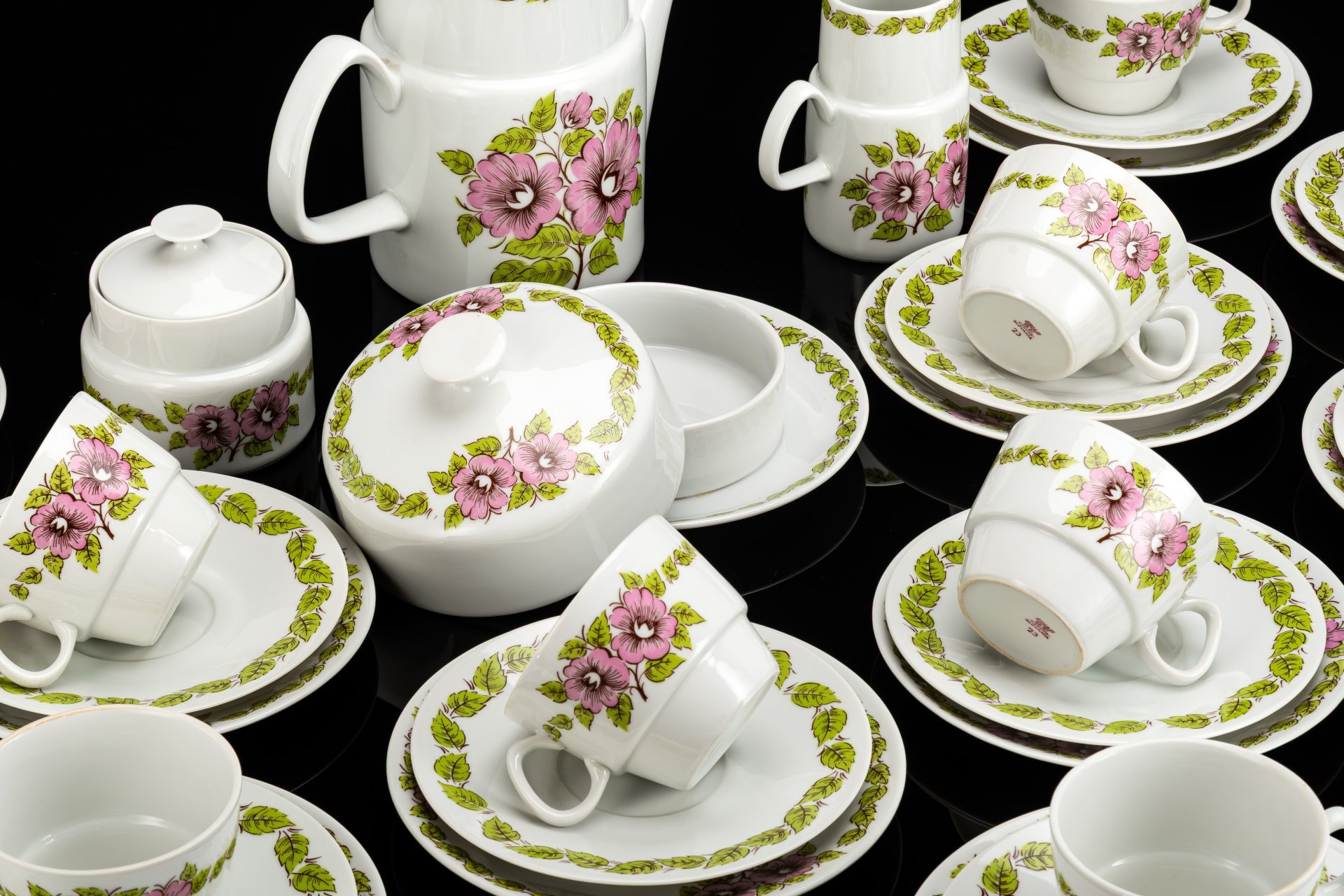 Сервиз чайный с цветочным декором на 12 персон (40 предметов)